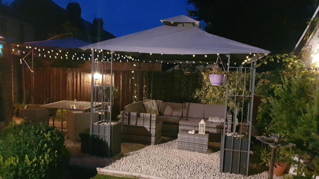 Sally'S Bed And Breakfast Luton  Exterior photo