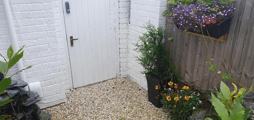 Sally'S Bed And Breakfast Luton  Exterior photo