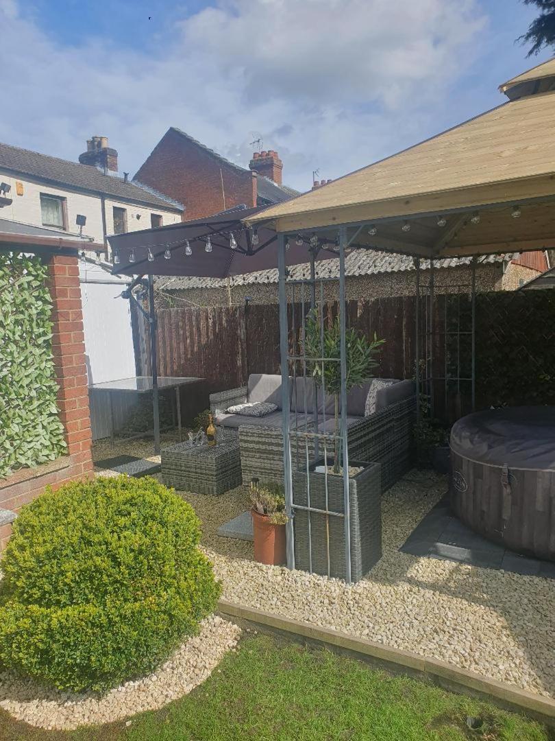Sally'S Bed And Breakfast Luton  Exterior photo